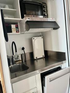 Studio chaleureux, confortable, avec vue sur les Alpes 2- 3 pers的厨房或小厨房