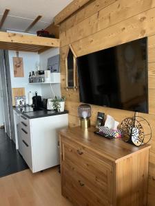 安塞热Studio chaleureux, confortable, avec vue sur les Alpes 2- 3 pers的厨房配有壁挂式大屏幕平面电视。