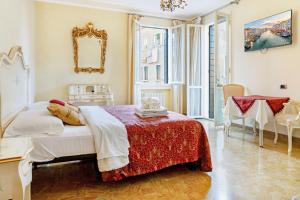 a bedroom with a bed and a table and a mirror at Inn Venice in Venice