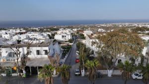een luchtzicht op een stad met palmbomen en gebouwen bij Hotel Santorini in Fira