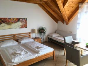 Posteľ alebo postele v izbe v ubytovaní AJO Apartments - Alte Donau Lake or Garden View Balcony Studio - Self-Check-in