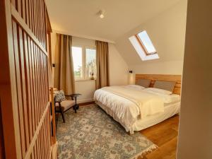 a bedroom with a bed and a window at Agroturystyka Kaczor nad jeziorem in Męcidół