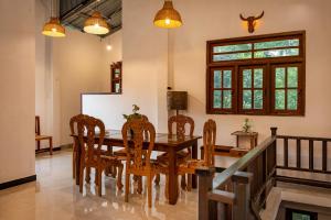 a dining room with a wooden table and chairs at Ella Jackshade in Ella