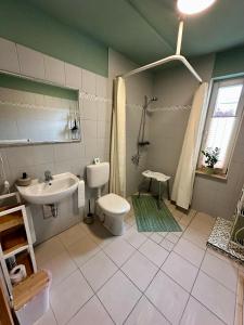 Ένα μπάνιο στο Hohe Gäste Naumburg - zentral, barrierefrei, gemütlich +17 φωτογραφίες