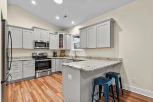 Η κουζίνα ή μικρή κουζίνα στο Modern Family Retreat - Hot Tub and Fire Pit