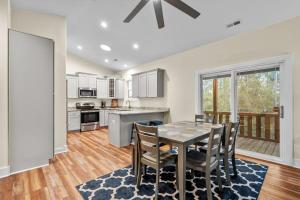 Η κουζίνα ή μικρή κουζίνα στο Modern Family Retreat - Hot Tub and Fire Pit