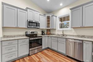 Η κουζίνα ή μικρή κουζίνα στο Modern Family Retreat - Hot Tub and Fire Pit