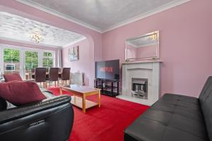 Χώρος καθιστικού στο Awesome 4-Bedroom Serviced Apartment