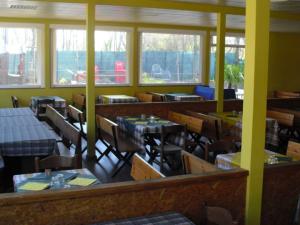 A restaurant or other place to eat at AdriaCamp Mobile Homes Cavallino