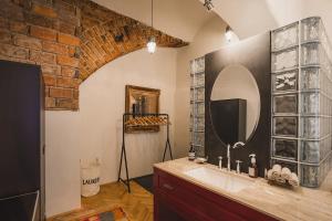 Ένα μπάνιο στο King Charles Apartment