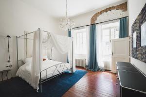 Ένα ή περισσότερα κρεβάτια σε δωμάτιο στο King Charles Apartment