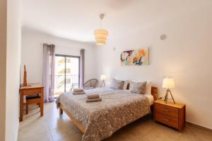 Postel nebo postele na pokoji v ubytování George's Quinta das Palmeiras, a 2 bedroom apartment in luxury complex, walking distance to town + 34 fotografií