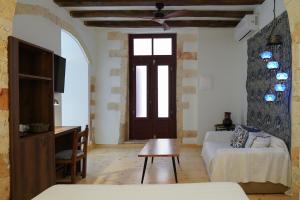 Postel nebo postele na pokoji v ubytování Venetian Palace Chania