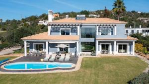 una vista aerea di una casa con piscina di Villa Cabanita a Loulé