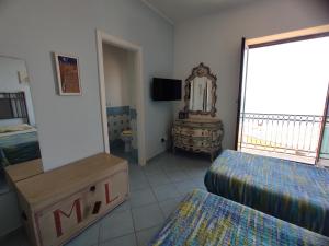 Televízia a/alebo spoločenská miestnosť v ubytovaní Seaview apartments Stella Maris Agropoli