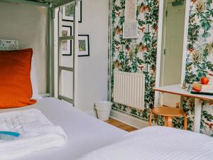 Postel nebo postele na pokoji v ubytování Gardiner House Hostel