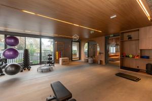 Großes Zimmer mit Fitnessraum mit Trainingsgeräten in der Unterkunft Moradia linda e moderna em um dos melhores bairros de Porto Alegre! in Auxiliadora