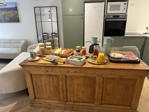 a table with food on top of it in a kitchen at La Meisoun in Castellane