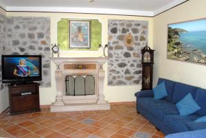 a living room with a fireplace and a tv at Hotel Miramare in Palinuro