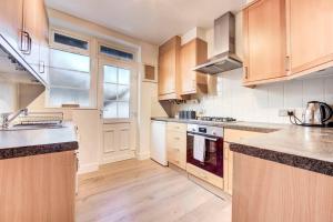 Dapur atau dapur kecil di Modern flat near Pitshanger Park