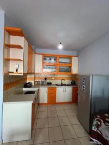 Una cocina o cocineta en Orikum RelaxHouse 3 fotos más