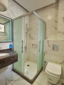 un bagno con doccia, WC e lavandino di Holiday Season Hotel ad Aqaba