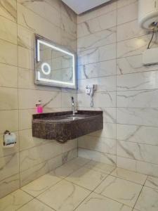 un bagno con lavandino e specchio di Holiday Season Hotel ad Aqaba