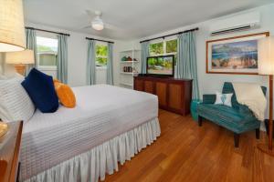 Ένα ή περισσότερα κρεβάτια σε δωμάτιο στο Oceanfront Wailea Sunset Bungalow, Hot Tub, Large Yard!