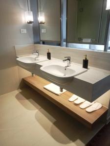 Koupelna v ubytování Novotel Residence Hotel Manila by Jolly Luxe Suites at Acqua