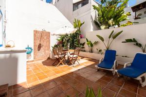 een terras met stoelen, een tafel en een parasol bij Guadiana River Apartment in Vila Real de Santo António