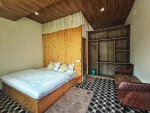 Postel nebo postele na pokoji v ubytování Jibhi Dreams