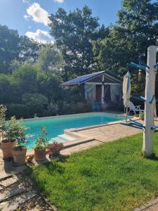Bazén v ubytování Bámbi Apartman nebo v jeho okolí
