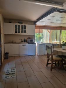 Kuchyň nebo kuchyňský kout v ubytování Bámbi Apartman
