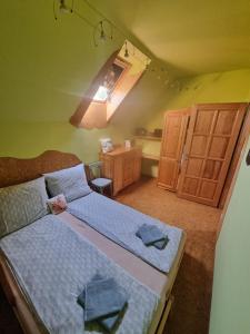 Postel nebo postele na pokoji v ubytování Bámbi Apartman