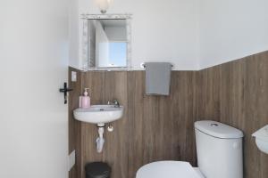 une salle de bain avec des toilettes blanches et un lavabo dans l'établissement Alojamiento Rural Coral, à Conil de la Frontera 16 autres photos