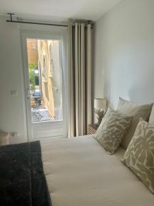 Ένα ή περισσότερα κρεβάτια σε δωμάτιο στο Chambre L