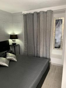 a bedroom with a bed and a window with curtains at GillyLoft in La Maddalena +12 photos