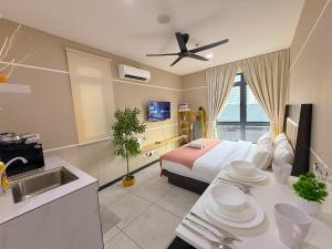 Ένα ή περισσότερα κρεβάτια σε δωμάτιο στο Neu Suites By Serenity Homes Near Gleneagles, KLCC & LRT +291 φωτογραφίες