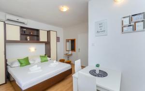 Postel nebo postele na pokoji v ubytování Apartments Katica