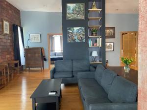 Χώρος καθιστικού στο Suite A 2 BR w/ Bridge St. view