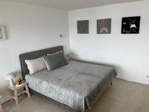 Postel nebo postele na pokoji v ubytování Villa Jolara With Heated Pool - Deluxe Apartment 14