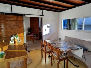 un soggiorno con un tavolo e un divano di La Casona a Mendoza