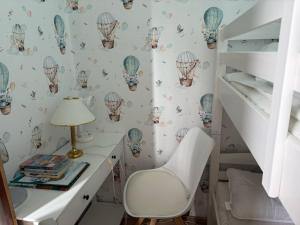 Habitación infantil con escritorio y silla en Apartments, en Heiligenhafen