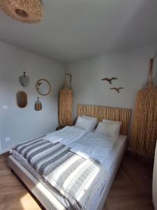 Giường trong phòng chung tại Apartament z basenem Ustronie Morskie