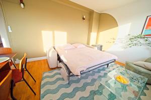 a hospital room with a bed and a table at Spacieux appartement proche centre - hôpital in Châteauroux +10 photos