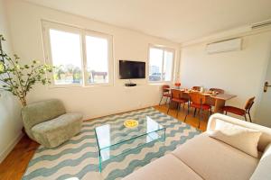 a living room with a couch and a table at Spacieux appartement proche centre - hôpital in Châteauroux