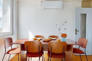 a dining room with a wooden table and chairs at Spacieux appartement proche centre - hôpital in Châteauroux