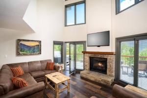 a living room with a couch and a fireplace at Daynas Star Gazer in Gatlinburg
