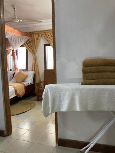 Кровать или кровати в номере Usangi House