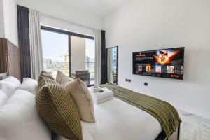 Televiisor ja/või meelelahutuskeskus majutusasutuses New 1BR with Full Balcony Gym Pool and Sauna